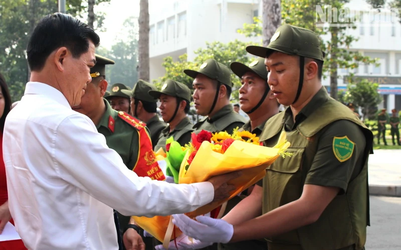 Bí thư Tỉnh ủy Đồng Nai Nguyễn Hồng Lĩnh tặng hoa động viên lực lượng tham gia bảo vệ an ninh trật tự ở cơ sở tại lễ ra mắt.
