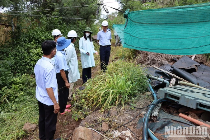 Lực lượng Sở Tài nguyên và Môi trường Đồng Nai kiểm tra khu vực thu gom nước rỉ rác của Khu xử lý chất thải Quang Trung.