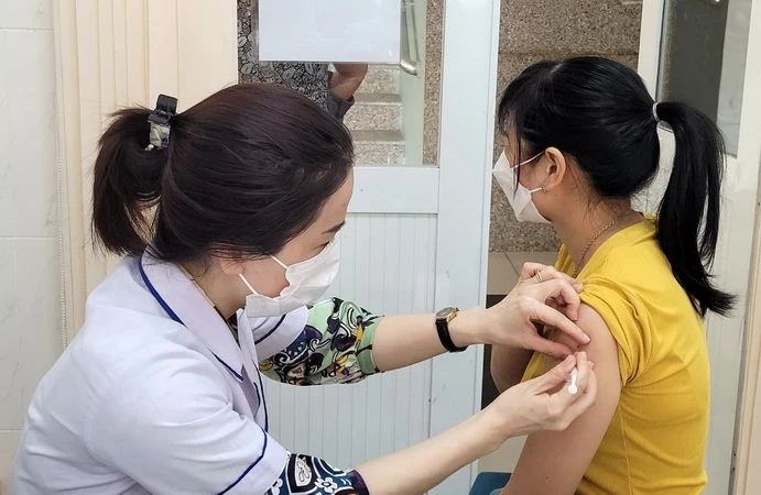 Nhân viên y tế tỉnh Đồng Nai tiêm vaccine phòng bệnh dại cho người dân. (Ảnh minh họa)