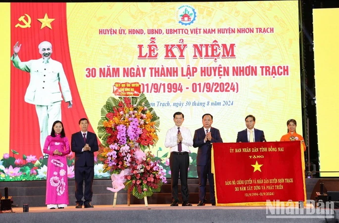 Bí thư Tỉnh ủy Đồng Nai Nguyễn Hồng Lĩnh và Chủ tịch Ủy ban nhân dân tỉnh Võ Tấn Đức bức trướng và hoa chúc mừng nhân kỷ niệm 30 năm thành lập huyện Nhơn Trạch. 