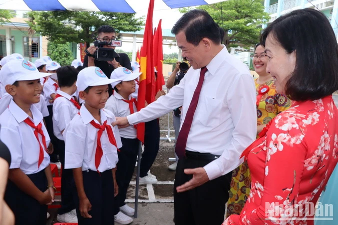 Bí thư Tỉnh ủy Đồng Nai Nguyễn Hồng Lĩnh động viên học sinh Trường trung học cơ sở Hiệp Hòa tại Lễ khai giảng. 