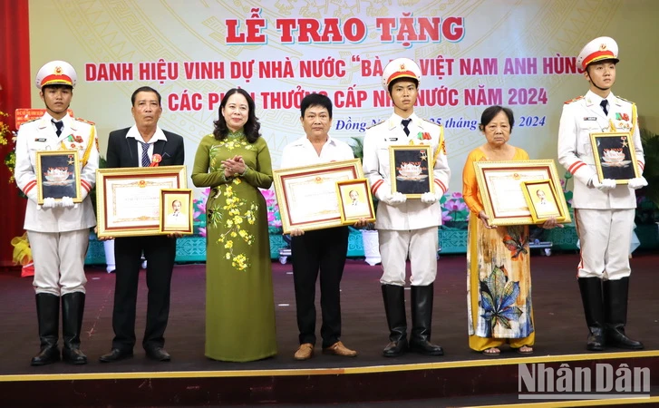 Phó Chủ tịch nước Võ Thị Ánh Xuân đã trao truy tặng danh hiệu Bà mẹ Việt Nam Anh hùng cho thân nhân 3 quý mẹ.