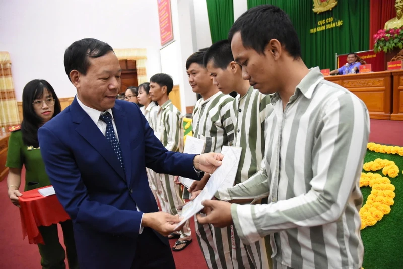 Phó Chánh án Tòa án nhân dân Tối cao Nguyễn Trí Tuệ trao Giấy chứng nhận đặc xá.