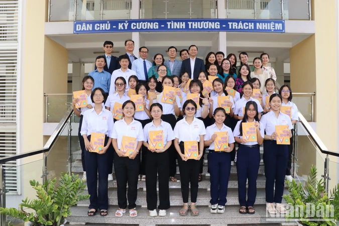 Các đại biểu và học sinh tham gia khai giảng lớp học tiếng Hàn tại Trường trung học phổ thông chuyên Lương Thế Vinh.