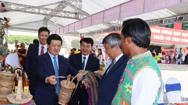 Bộ trưởng, Chủ nhiệm Ủy ban Dân tộc Hầu A Lềnh cùng lãnh đạo tỉnh Đồng Nai tham quan gian hàng trưng bày. 