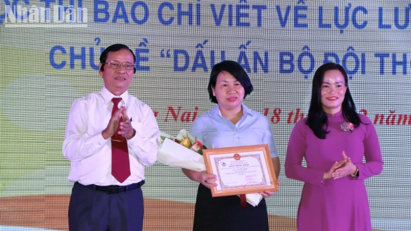 Lãnh đạo Ban Tuyên giáo Tỉnh ủy Đồng Nai và Hội Nhà báo tỉnh trao giải cho tác giả Cù Thị Thuận, phóng viên Báo Đồng Nai đạt giải Nhất cuộc thi Dấu ấn Bộ đội thời bình. 