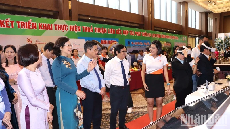 Lãnh đạo Ủy ban nhân dân các tỉnh vùng Đông Nam Bộ tham quan bản đồ tương tác thông minh, số hóa 360 các điểm du lịch.