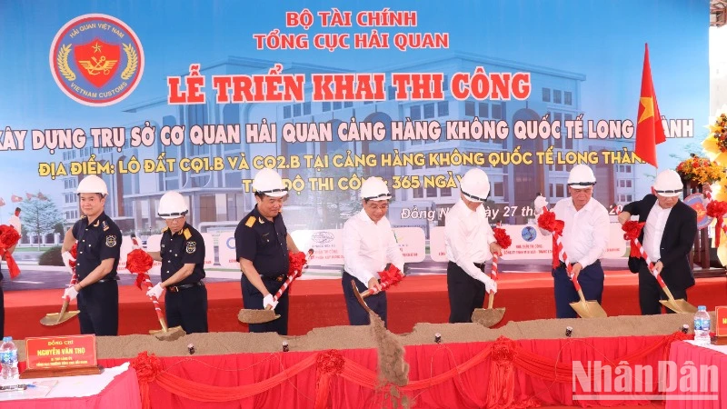 Các đại biểu thực hiện nghi thức khởi công dự án Trụ sở cơ quan Hải quan sân bay Long Thành.