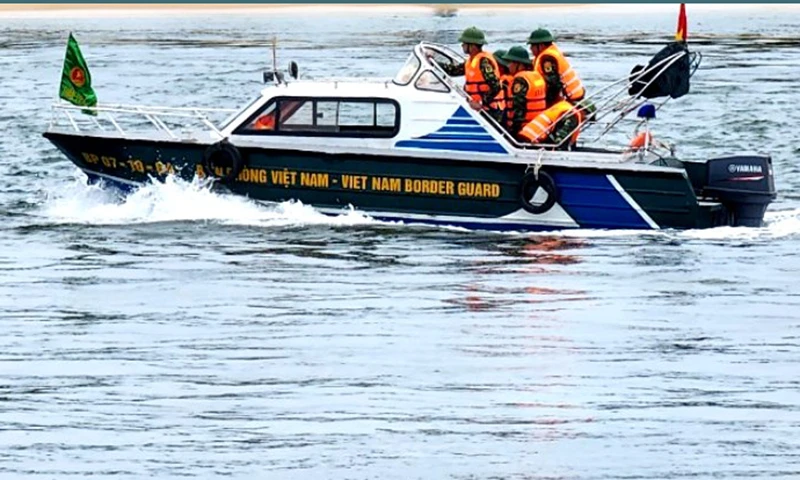 Bộ đội Biên phòng Quảng Bình tổ chức tìm kiếm nạn nhân.