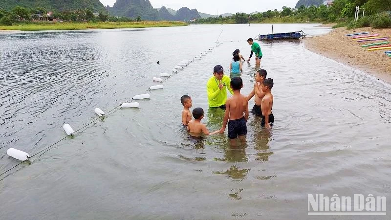 Trẻ em thị trấn Phong Nha (Quảng Bình) học bơi miễn phí trong hè 2022.