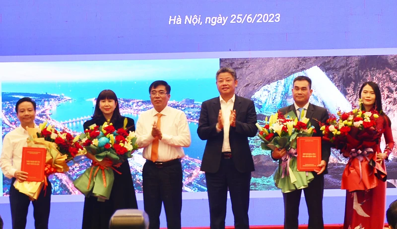 Lãnh đạo Ủy ban nhân dân tỉnh Quảng Bình và thành phố Hà Nội chúc mừng ngành du lịch 2 địa phương ký kết hợp tác phát triển du lịch.