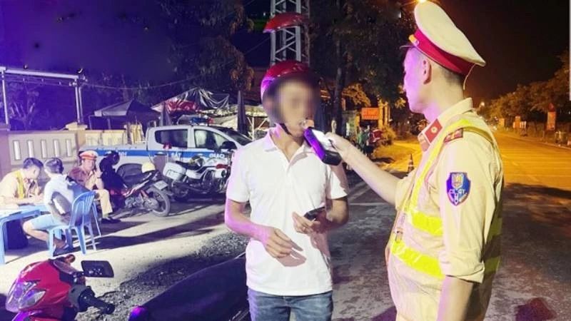 Cảnh sát giao thông Công an Quảng Bình kiểm tra nồng độ cồn người điều khiển xe máy tại huyện Tuyên Hóa.