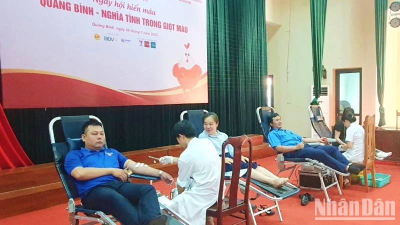 Đoàn viên, thanh niên tỉnh Quảng Bình tham gia hiến máu tình nguyện.
