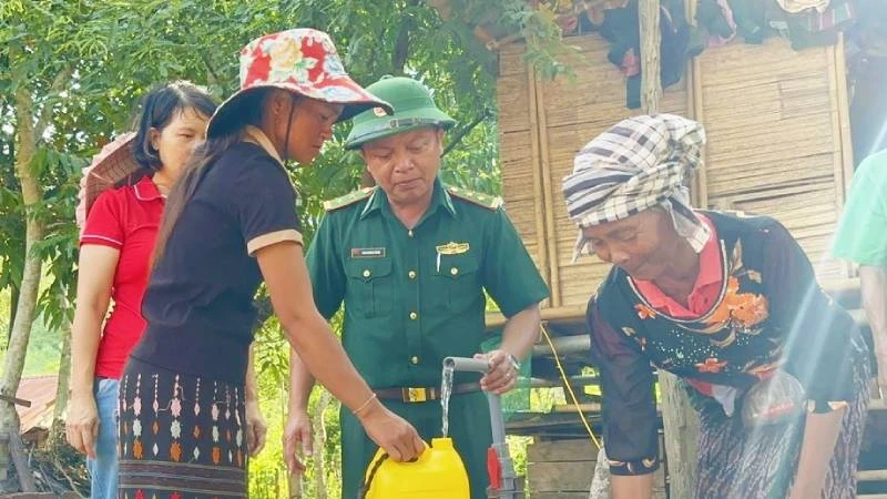 Đồng bào Ma Coong, xã Thượng Trạch, huyện Bố Trạch (Quảng Bình) vui mừng vì có nước sạch để dùng.