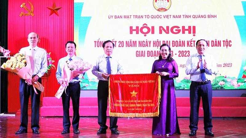 Thừa ủy quyền của Thủ tướng Chính phủ, Phó Bí thư Thường trực Tỉnh ủy Quảng Bình Trần Hải Châu trao cờ thi đua cho Ủy ban Mặt trận Tổ quốc Việt Nam tỉnh.