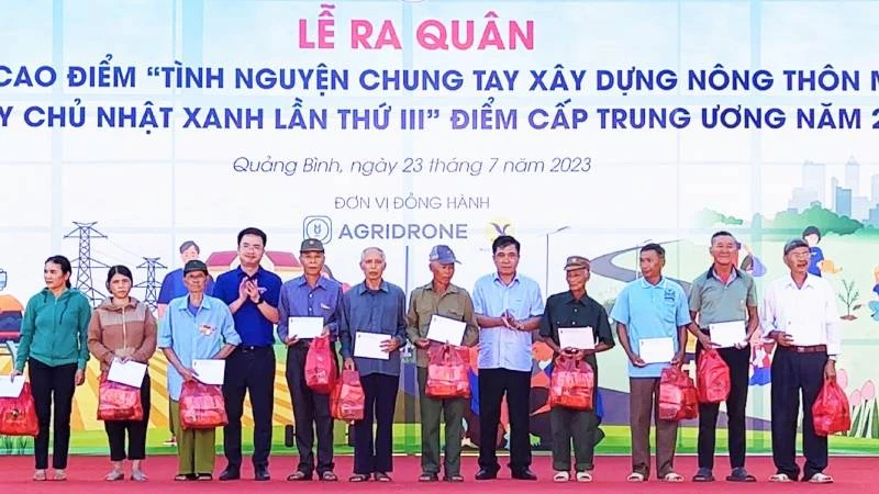 Đại diện Ban Bí thư Trung ương Đoàn và lãnh đạo tỉnh Quảng Bình tặng quà cho người dân tại Minh Hóa