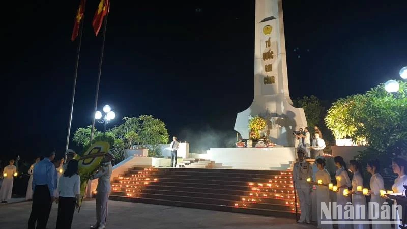 Nghĩa trang Ba Dốc (Quảng Bình) trong đêm thắp nến tri ân.