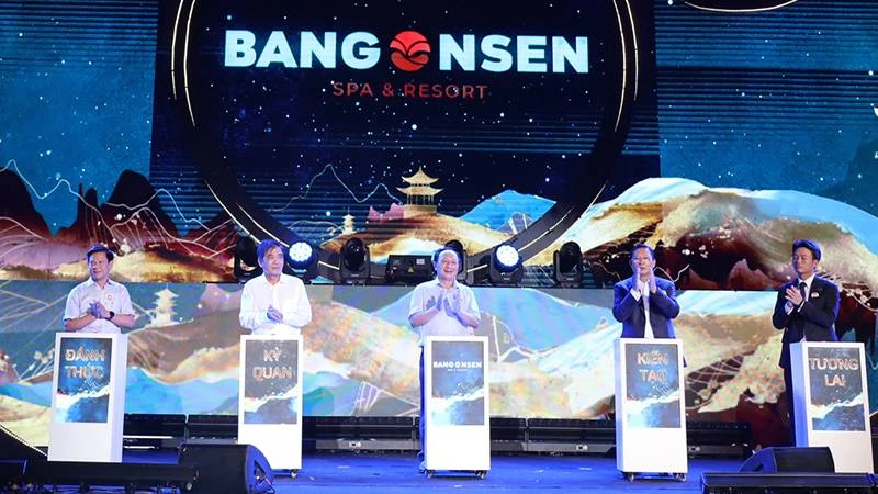Các đại biểu nhấn nút khai trương Bang Onsen Spa & Resort.
