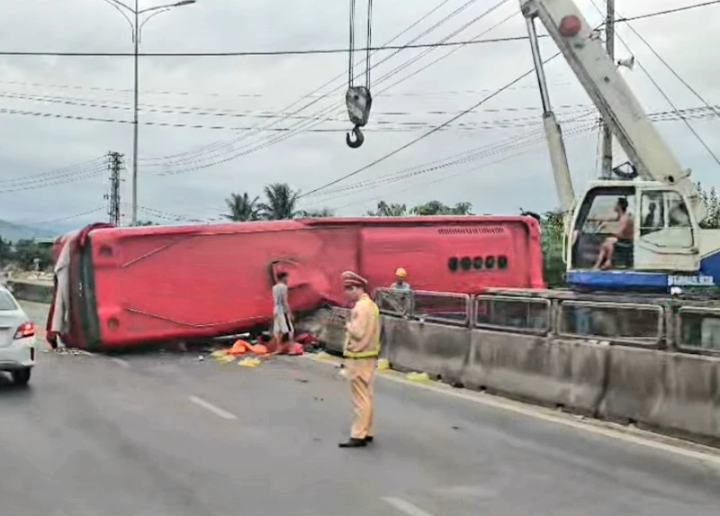 Lực lượng chức năng tỉnh Quảng Bình xử lý hiện trường vụ tai nạn để thông đường .