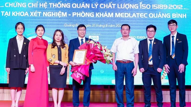 Đại diện lãnh đạo Medlatec Quảng Bình nhận chứng chỉ chất lượng ISO 15189:2012 trong xét nghiệm.
