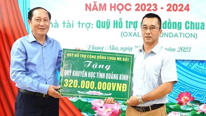 Lãnh đạo Hội Khuyến học tỉnh Quảng Bình nhận kinh phí học bổng “Tiếp sức đến trường” từ đơn vị tài trợ.