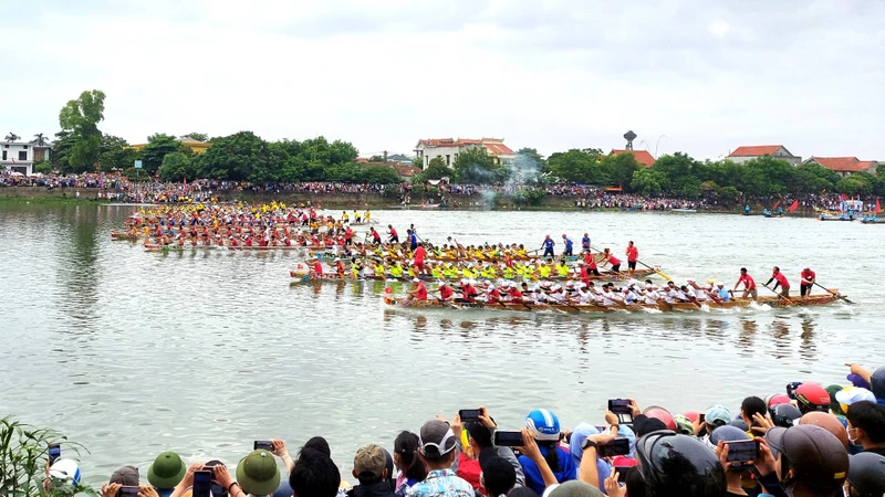 Tham gia lễ hội năm nay có 24 đội thuyền bơi nam chia làm 2 bảng tranh tài trên chặng đường gần 20km và 10 thuyền đua nữ tranh tài trên đường đua 18km dọc theo dòng Kiến Giang. 