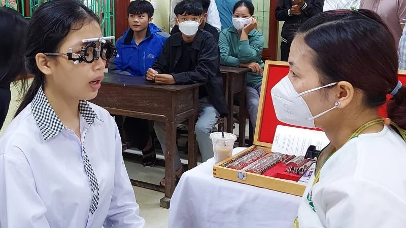 Bác sĩ khám mắt cho sinh tại Quảng Bình thông qua một chương trình khám bệnh từ thiện.