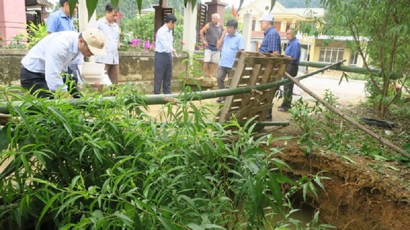 Đoàn công tác của Sở Khoa học và Công nghệ Quảng Bình khảo sát tình trạng hố sụt, lún đất ở thị trấn Quy Đạt.