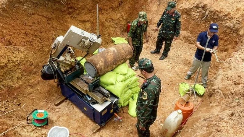Quả bom lớn sót lại sau chiến tranh còn nguyên ngòi nổ được phát hiện tại xã Quảng Hợp, huyện Quảng Trạch, tỉnh Quảng Bình.