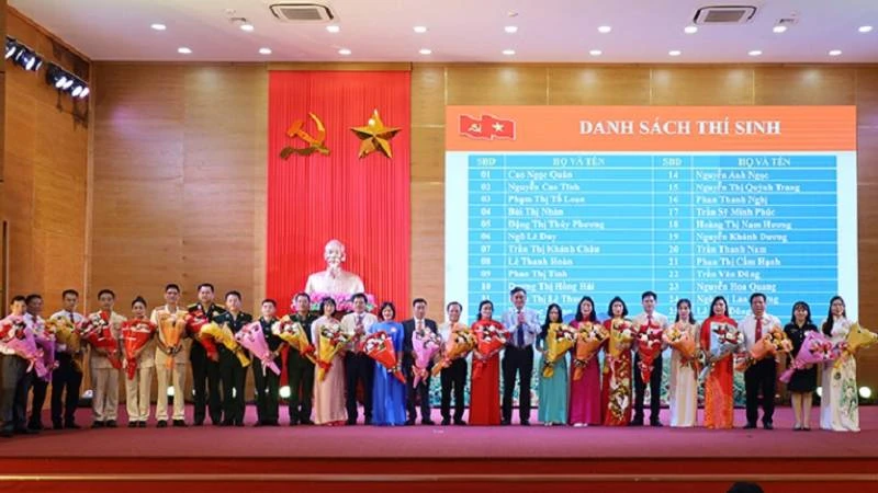Lãnh đạo tỉnh Quảng Bình tặng hoa cho các thí sinh tham gia Hội thi Bí thư chi bộ giỏi cấp tỉnh năm 2023.