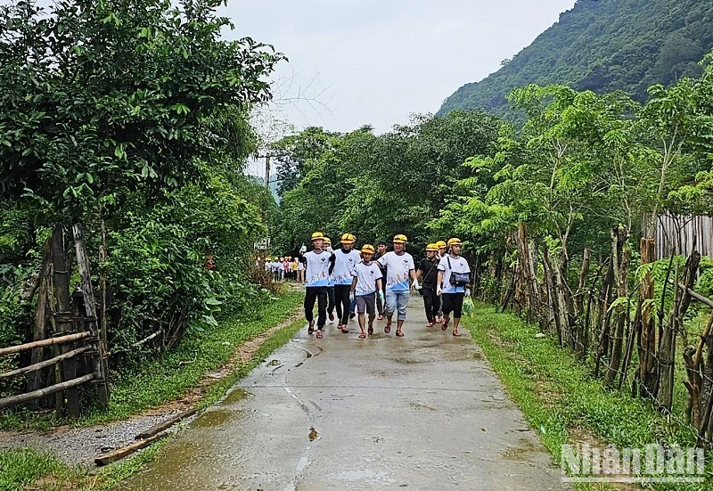 Đoàn khách du lịch đến từ Vĩnh Long khám phá bản làng người Bru-Vân Kiều ở Ngân Thủy, Quảng Bình.