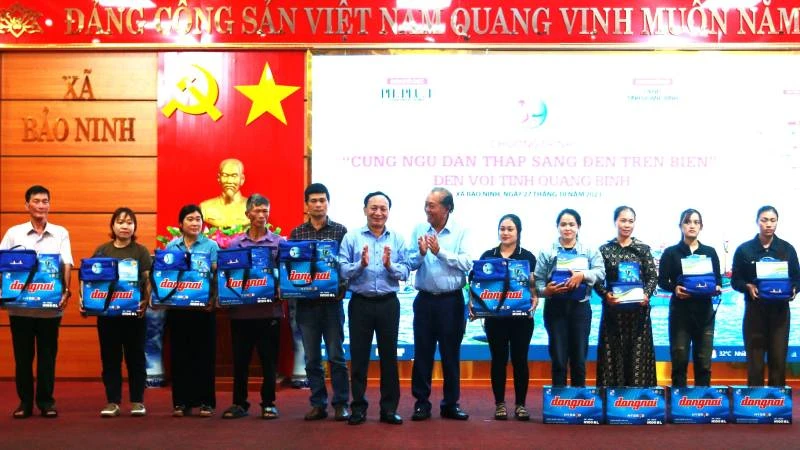 Các đại biểu tặng quà cho ngư dân xã Bảo Ninh, thành phố Đồng Hới.