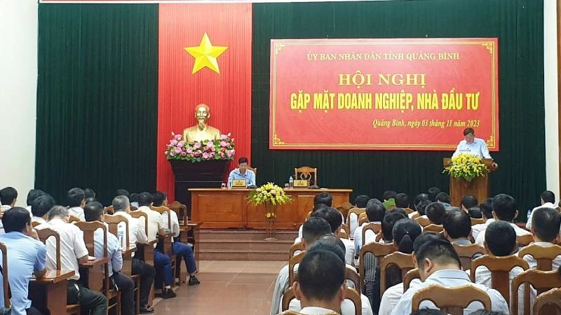 Quang cảnh hội nghị gặp mặt, đối thoại với doanh nghiệp và chủ đầu tư của tỉnh Quảng Bình.