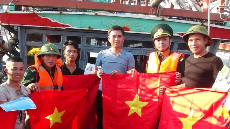 Bộ đội biên phòng Quảng Bình tặng cờ Tổ quốc và tuyên truyền về chống khai thác IUU cho ngư dân trong tỉnh.