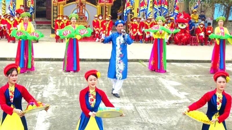 Nghệ nhân Ưu tú Lê Thành Lộc (áo xanh), người gìn giữ và trao truyền các làn điệu hát ru ở Cảnh Dương biểu diễn trong một lễ hội ở làng biển này.