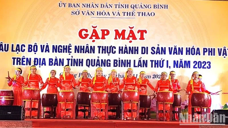 Câu lạc bộ văn hóa dân gian xã Nhân Trạch, huyện Bố Trạch (Quảng Bình) trình diễn màn trống hội.
