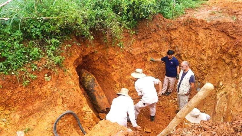Quả bom lớn phát hiện trong vườn nhà chị Hoàng Thị Lân ở xã Vạn Trạch, huyện Bố Trạch (Quảng Bình).