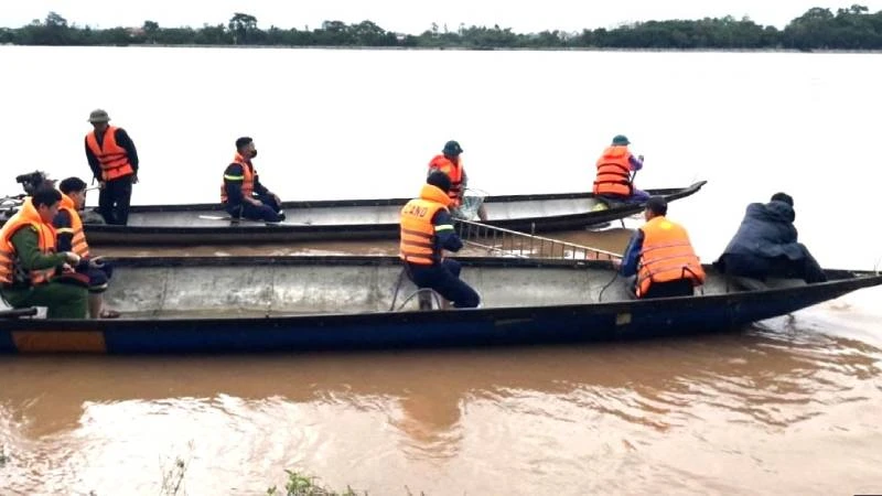 Lực lượng chức năng của tỉnh Quảng Bình tìm kiếm người mất tích trên sông Long Đại.