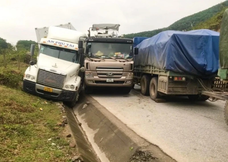 Hiện trường vụ tai nạn trên Quốc lộ 12A gây tắc đường từ Quảng Bình sang nước bạn Lào.