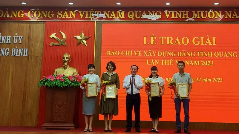 Phó Bí thư Thường trực Tỉnh ủy Quảng Bình Trần Hải Châu trao giải A cho nhóm tác giả của Đài phát thanh-Truyền tỉnh.