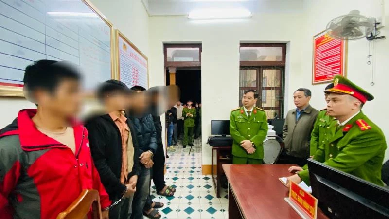 Nhóm 5 đối tượng chính gây ra các vụ cắt trộm rừng trồng ở Xuân Trạch bị Công an huyện Bố Trạch khởi tố, bắt giam.