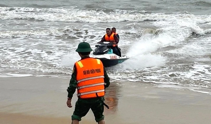 Lực lượng chức năng ở Quảng Bình dùng mô-tô nước đưa ngư dân bị chìm thuyền trên biển vào bờ.