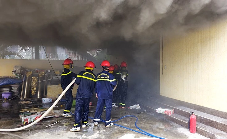 Lực lượng cảnh sát phòng cháy chữa cháy Công an Quảng Bình dập tắt đám cháy.(Ảnh: CH)