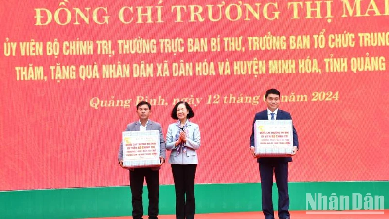 Đồng chí Trương Thị Mai tặng quà cho huyện Minh Hóa và xã Dân Hóa.