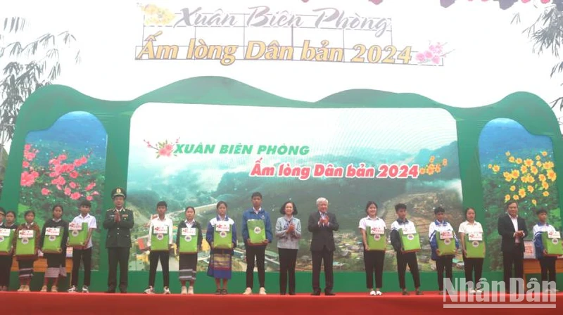 Đồng chí Trương Thị Mai và các đại biểu tặng quà cho học sinh nghèo vượt khó.