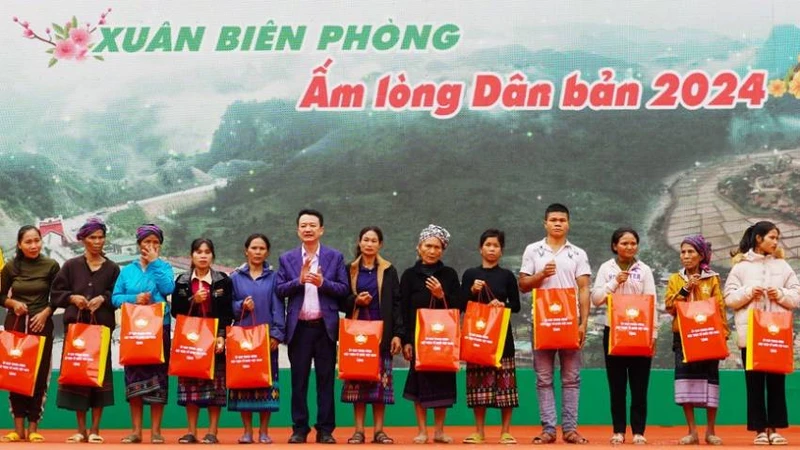 Đại diện lãnh đạo Ủy ban Mặt trận Tổ quốc tỉnh Quảng Bình tặng quà Tết cho đồng bào dân tộc thiểu số xã Dân Hóa, huyện Minh Hóa.