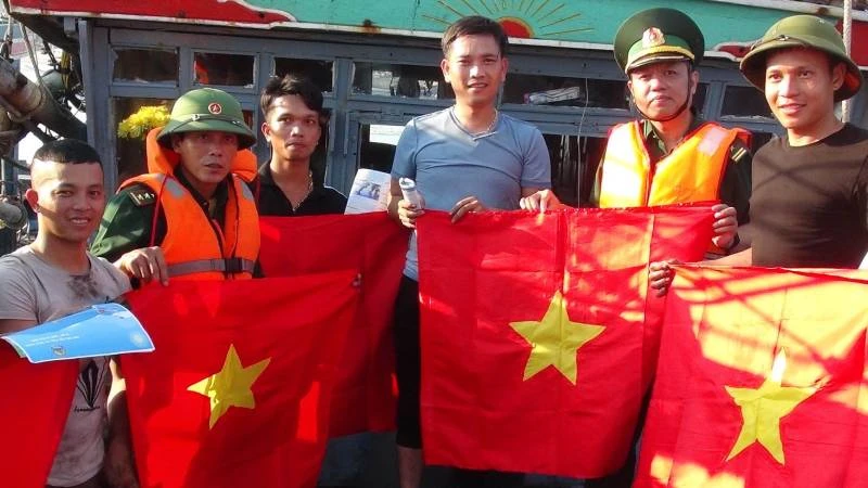 Bộ đội Biên phòng tỉnh Quảng Bình tặng cờ Tổ quốc cho ngư dân. (Ảnh minh họa)