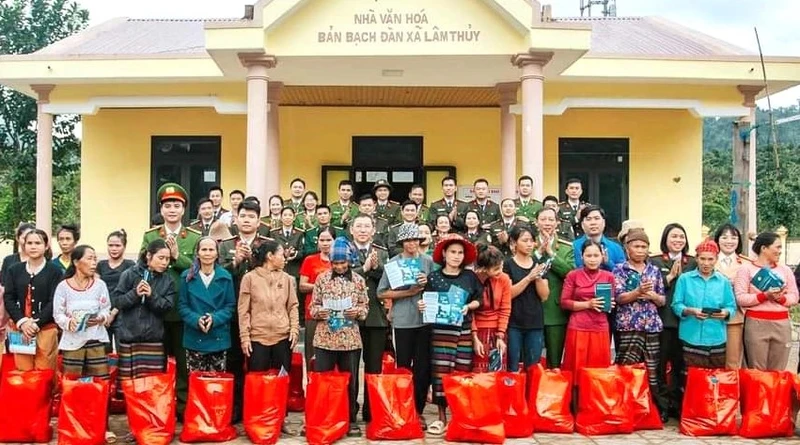 Công an huyện Lệ Thủy, tỉnh Quảng Bình và các đơn vị tặng quà Tết cho bà con đồng bào dân tộc thiếu số ở xã Lâm Thủy. (Ảnh minh họa)