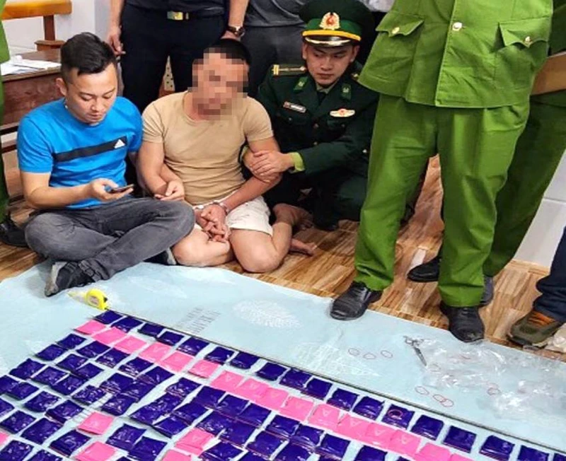 Lực lượng chức năng của tỉnh Quảng Bình bắt một đối tượng và tang vật gần 30 nghìn viên ma túy tổng hợp. (Ảnh Bộ đội Biên phòng cung cấp)