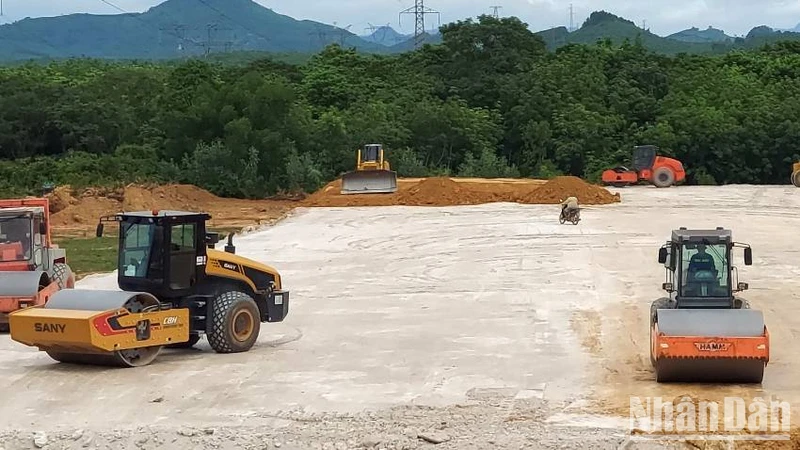 Công tác thi công dự án đường bộ cao tốc bắc-nam đoạn qua huyện Lệ Thủy (Quảng Bình) gặp khó do vướng mặt bằng.